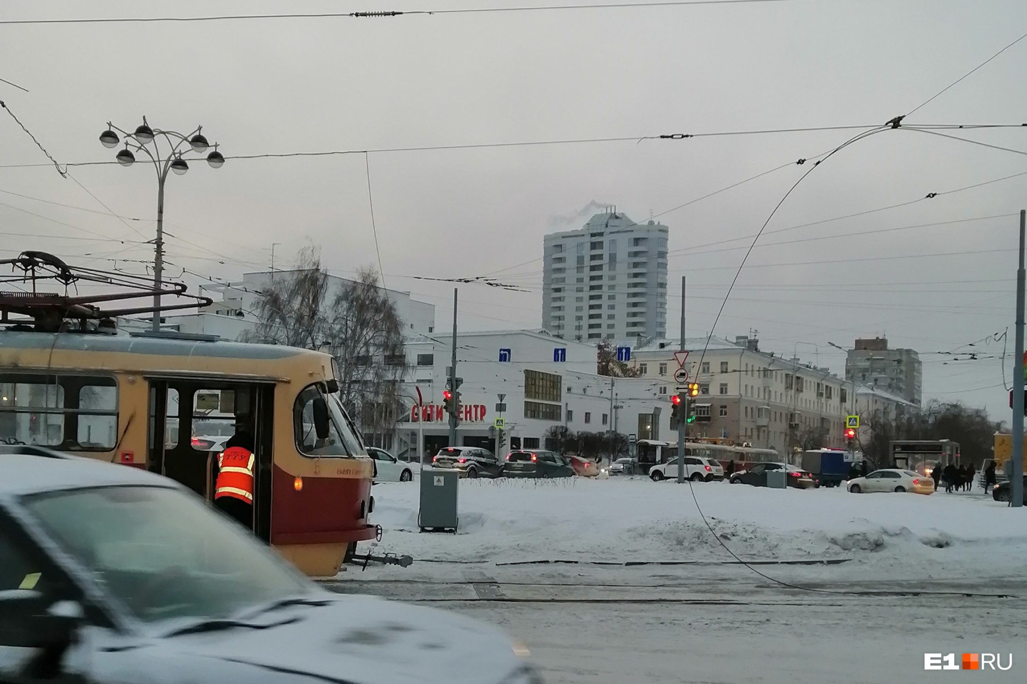 Движение трамваев в центре Екатеринбурга парализовано из-за обрыва провода