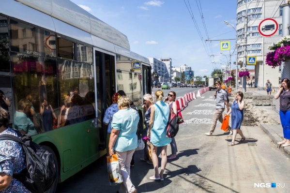 Теперь жители Плехановского жилмассива вынуждены делать пешие марш-броски, потому что маршрутки слишком забиты Теперь жители Плехановского жилмассива вынуждены делать пешие марш-броски, потому что маршрутки слишком забиты
