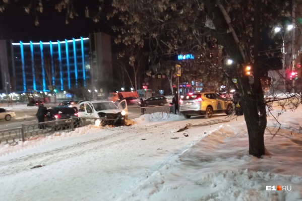 Автомобиль вылетел на красный свет Автомобиль вылетел на красный свет 