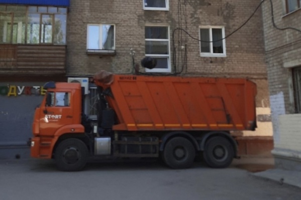 Мусор из квартиры пермской пенсионерки вывозят самосвалом Мусор из квартиры пермской пенсионерки вывозят самосвалом
