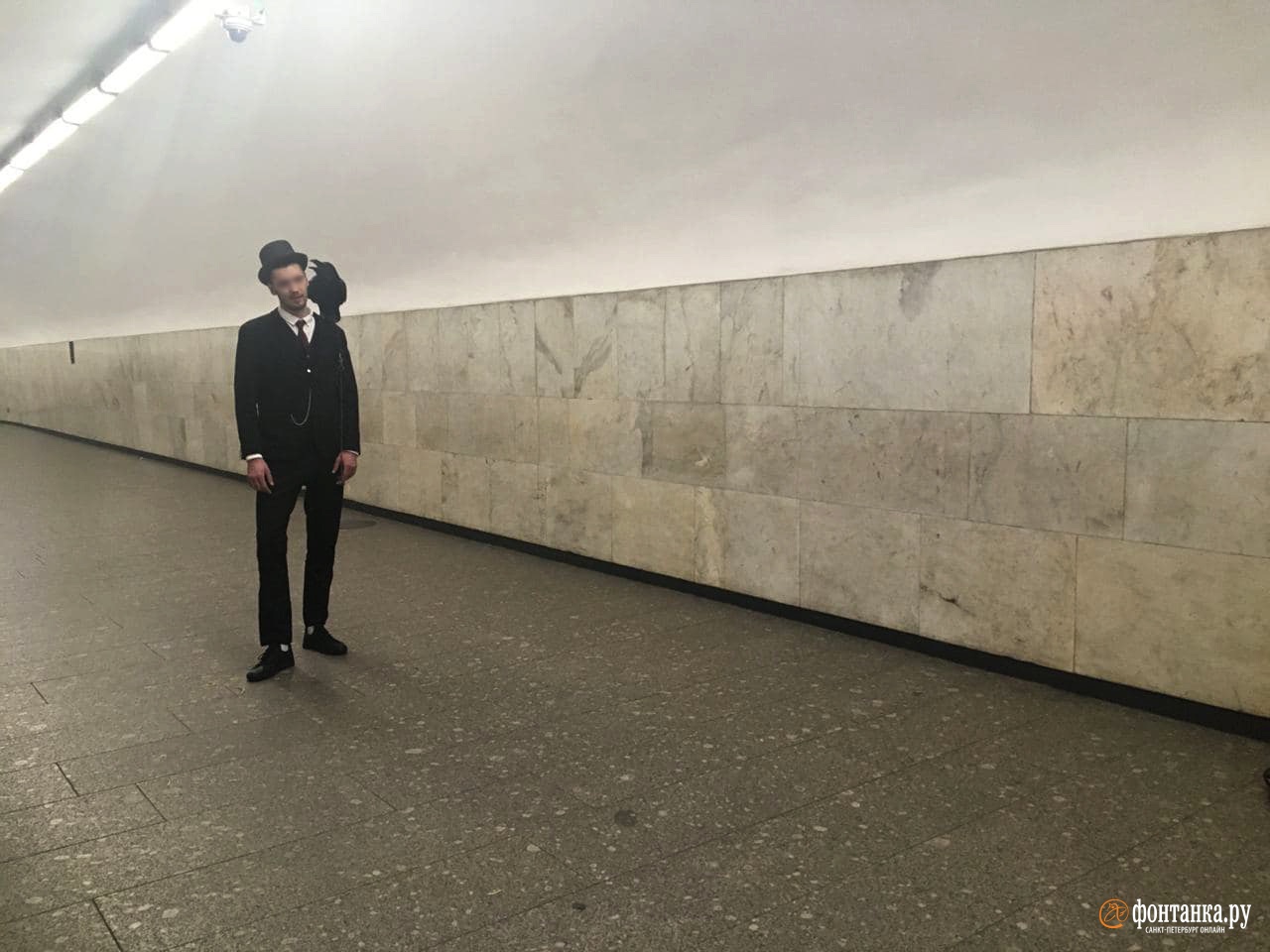 Мужчина, цилиндр и ворон. Франты-полуночники посетили петербургское метро