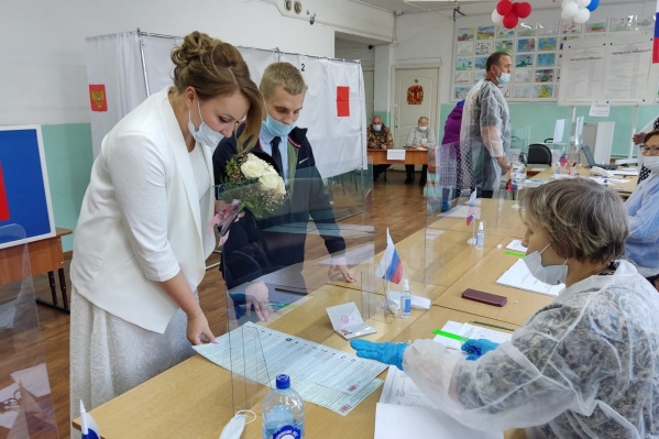 Молодожены пришли на выборы сразу после регистрации Молодожены пришли на выборы сразу после регистрации