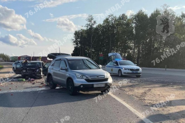 Вещи из машины раскидало по асфальту Вещи из машины раскидало по асфальту