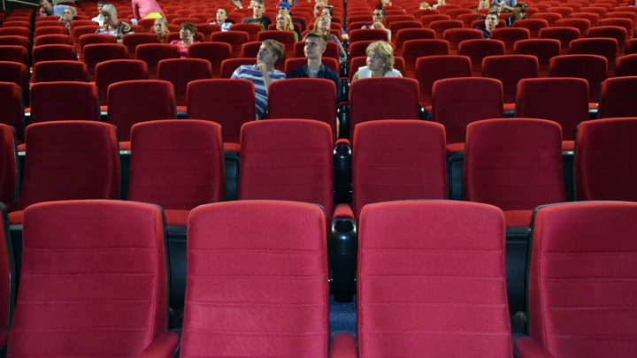 «Нет продаж совсем»: омские кинотеатры изменили график работы из-за введения QR-кодов