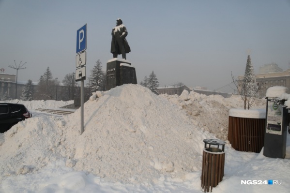 С улиц снег перебросили на пешеходные зоны и площади С улиц снег перебросили на пешеходные зоны и площади