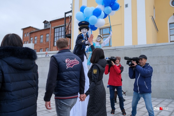 На прогулку в день всероссийского голосования Алексей и Ирина Текслер оделись патриотично На прогулку в день всероссийского голосования Алексей и Ирина Текслер оделись патриотично