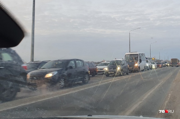 На Октябрьском мосту движение в сторону Заволжского района сейчас затруднено На Октябрьском мосту движение в сторону Заволжского района сейчас затруднено