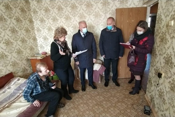 Помочь Анатолию (крайний слева) удалось в последний момент Помочь Анатолию (крайний слева) удалось в последний момент