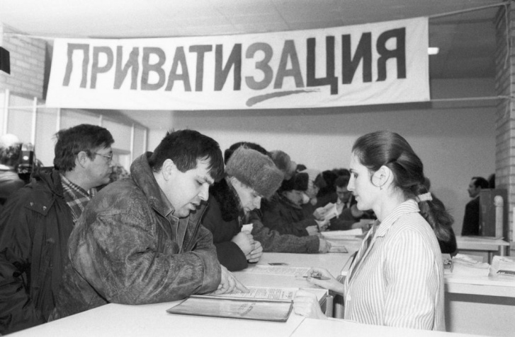Часть акций предприятия <nobr class="_">в 1994 году</nobr> распространили среди работников, но многим пришлось их почти сразу продать, так как кормить семью было <nobr class="_">нечем —</nobr> зарплату или задерживали, или ее съедала бешеная инфляция Часть акций предприятия <nobr class="_">в 1994 году</nobr> распространили среди работников, но многим пришлось их почти сразу продать, так как кормить семью было <nobr class="_">нечем —</nobr> зарплату или задерживали, или ее съедала бешеная инфляция