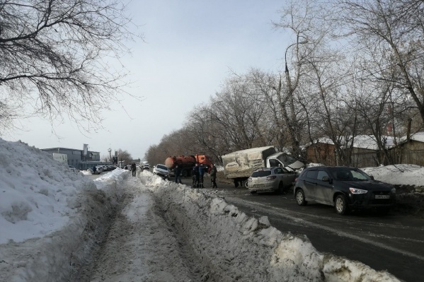 Автомобили раскидало по обочинам Автомобили раскидало по обочинам