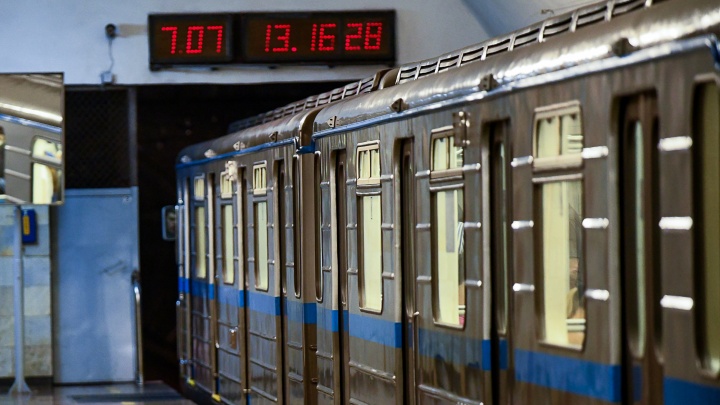 В Екатеринбурге под поезд метро упала девушка
