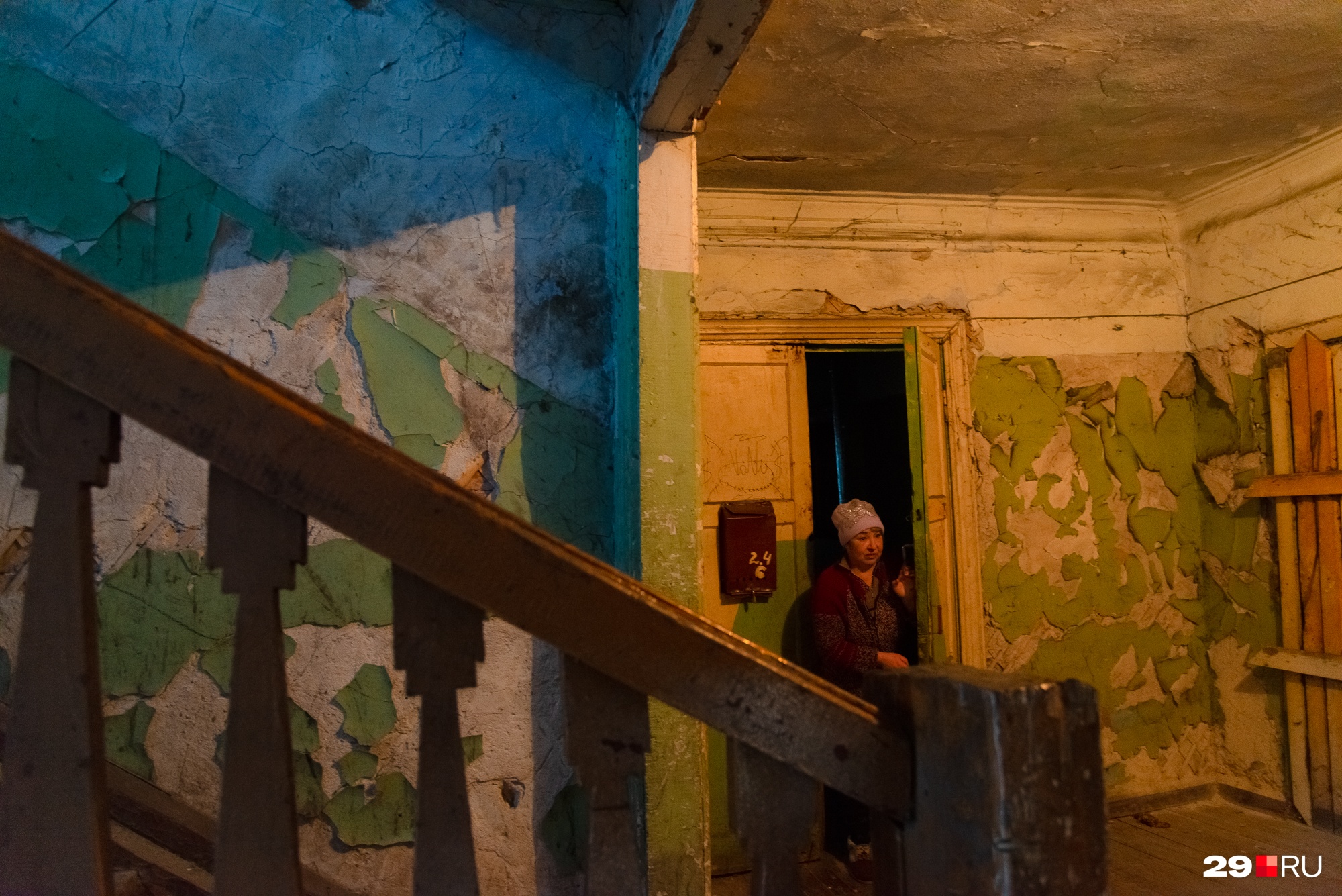 Внутри еще жилого дома на окраине Архангельска можно снимать фильм ужасов