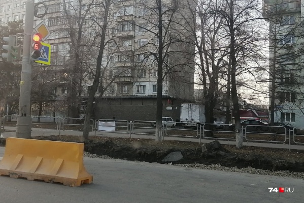 На Комсомольском проспекте из-за замены бордюров ограничено движение по первой полосе На Комсомольском проспекте из-за замены бордюров ограничено движение по первой полосе