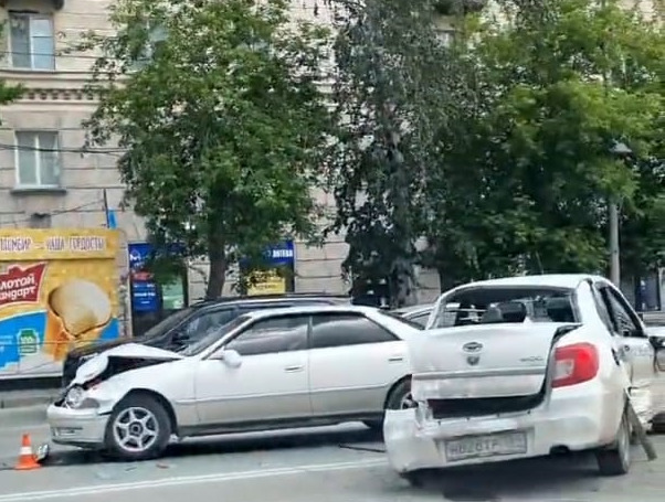 В центре Новосибирска столкнулись три машины: двух человек увезли на скорой