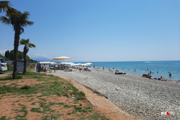 В Абхазии есть пляжи, где народу немного, но и там можно заразиться