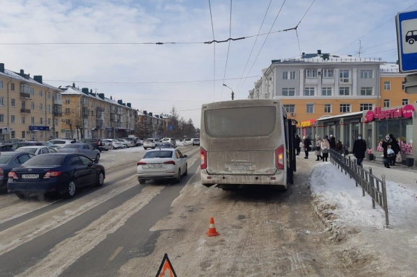 Женщина поскользнулась и упала под автобус Женщина поскользнулась и упала под автобус