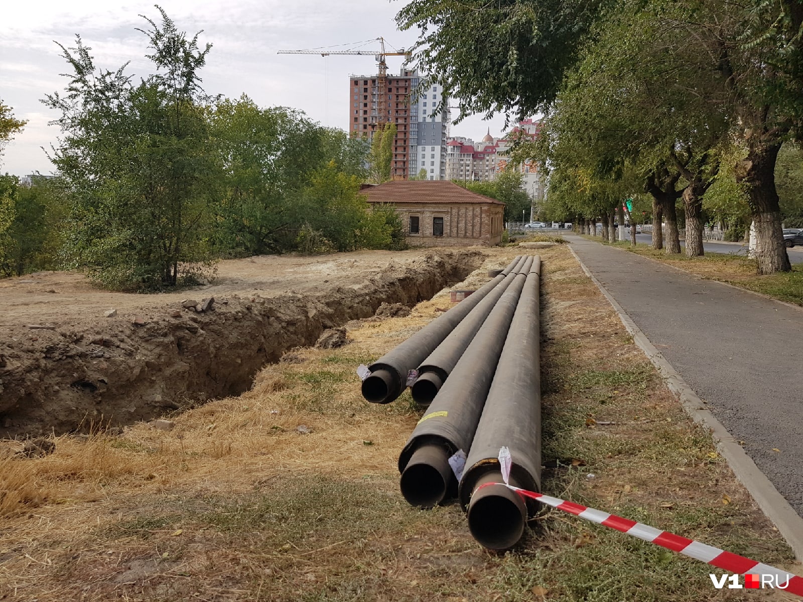 Траншею возле дома-памятника на Балонина выкопали еще в начале октября но не зарыли до сих пор Траншею возле дома-памятника на Балонина выкопали еще в начале октября но не зарыли до сих пор