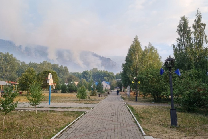 Из-за пожара в лагере эвакуировали 750 детей Из-за пожара в лагере эвакуировали 750 детей