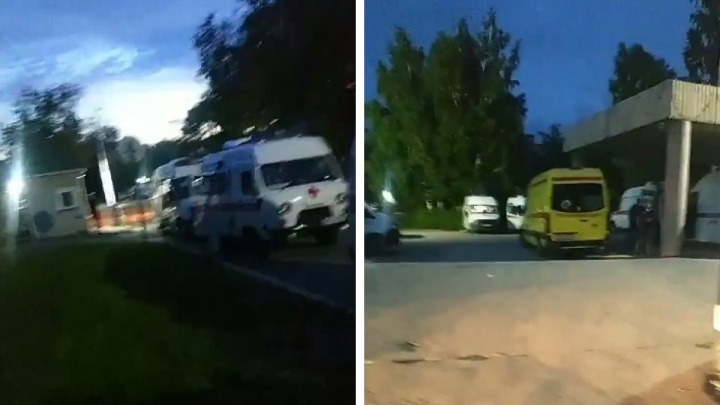 «Скорая работает напряженно»: возле больницы № 11 заметили очередь из машин — что говорят в Минздраве