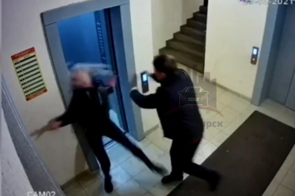 Девушка отлетела и ударилась головой — мужчина силой хотел завести ее в лифт Девушка отлетела и ударилась головой — мужчина силой хотел завести ее в лифт