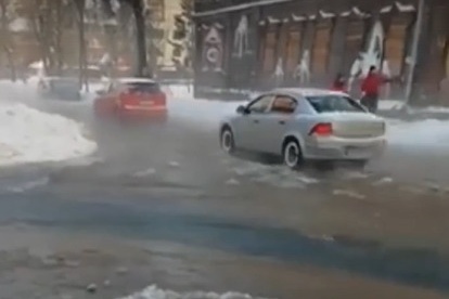 Местные жители опасаются, что на дорогах образуется слой наледи Местные жители опасаются, что на дорогах образуется слой наледи