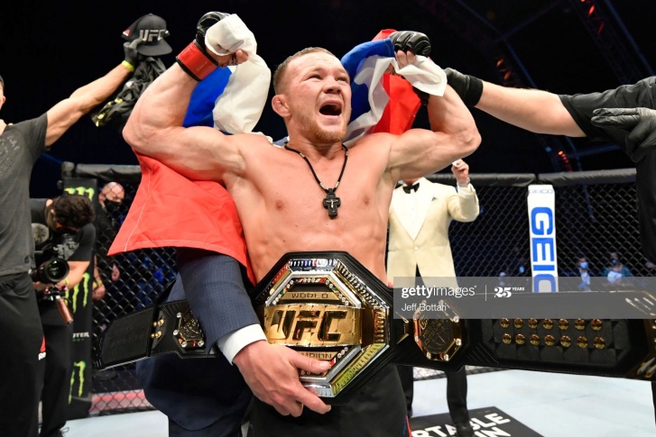 Уральский боец Пётр Ян лишился титула чемпиона UFC из-за запрещенного приема. Видео