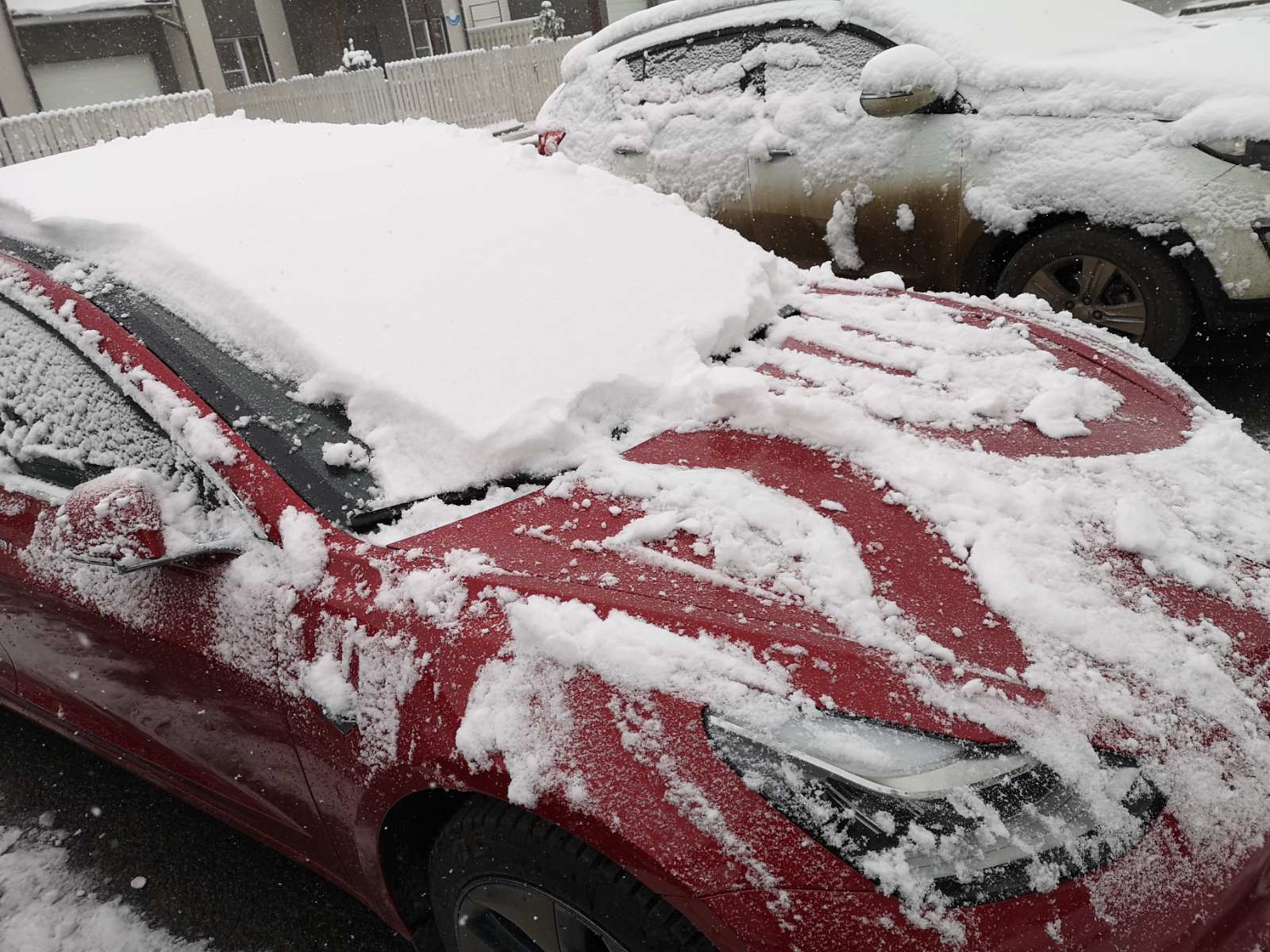 Автомобиль в январе пришлось не раз очищать от сугробов