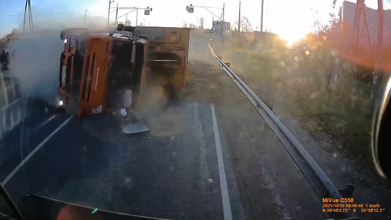 Скриншот видео из группы <a href="https://vk.com/wall-68471405_15859464" class="_ io-leave-page" target="_blank">«ДТП и ЧП | Санкт-Петербург»</a>
