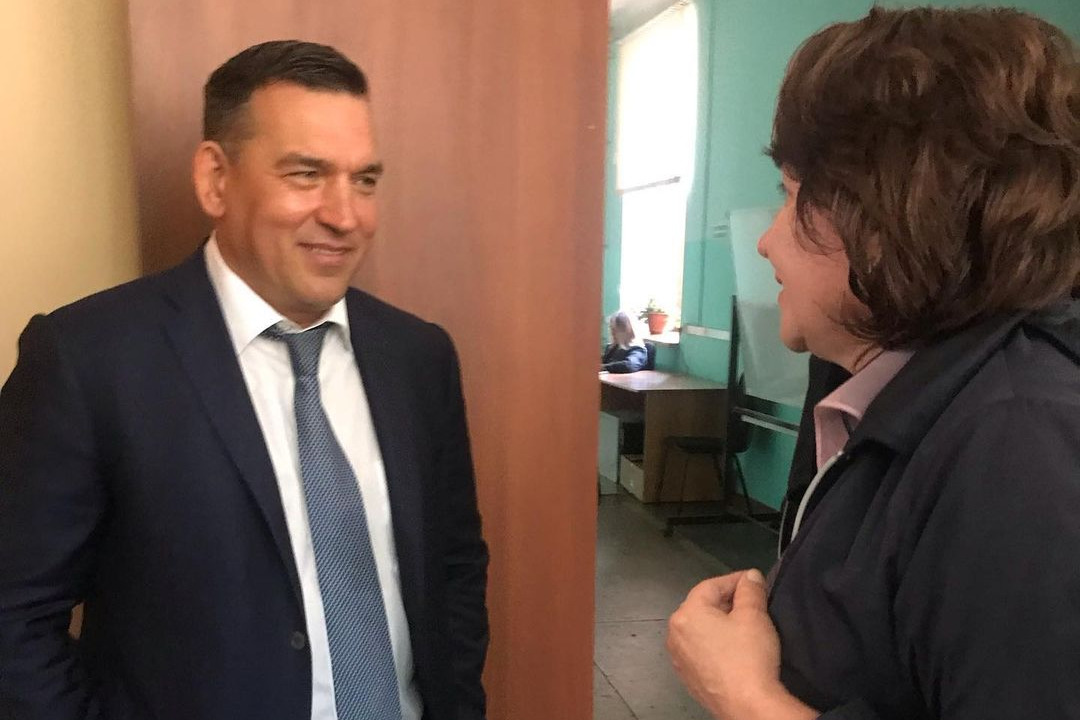«Да, там ободранные стены, но зато внутри всё чисто»: мэр Новокузнецка — о школах города