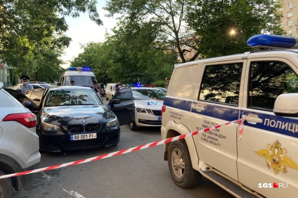 Полицейские ищут высокого, худощавого мужчину кавказской внешности, который был в темной куртке и светлых штанах Полицейские ищут высокого, худощавого мужчину кавказской внешности, который был в темной куртке и светлых штанах