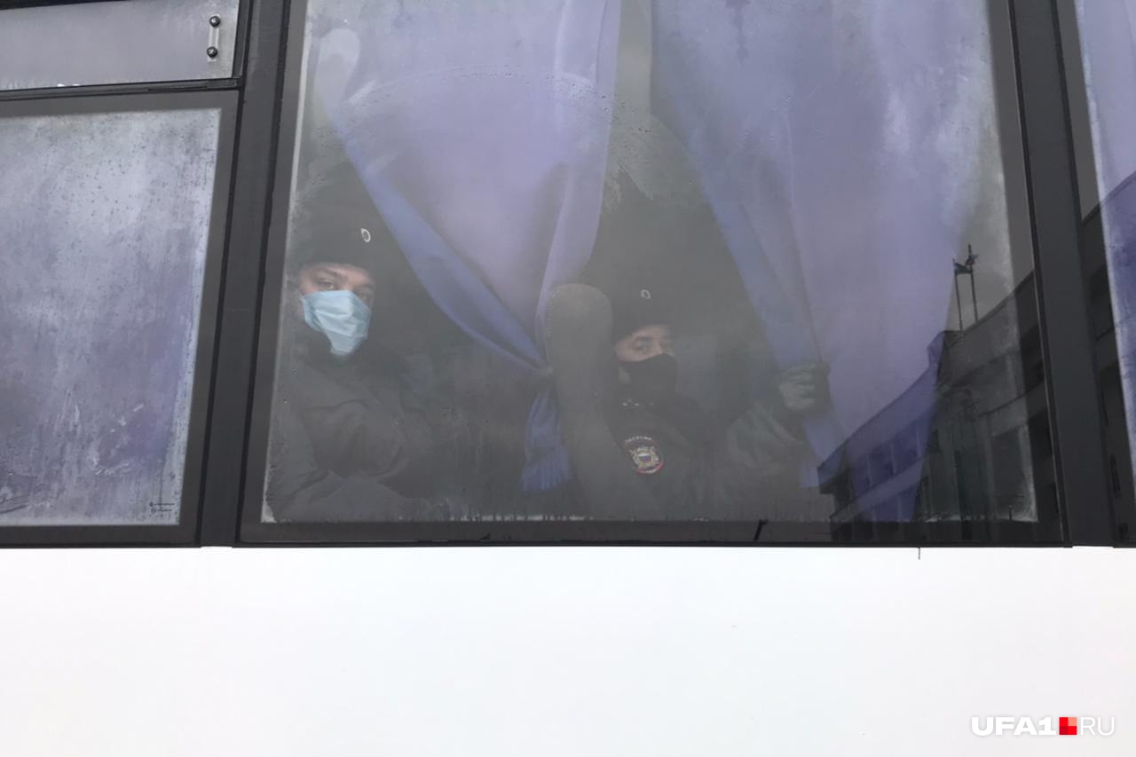 За происходящим из нескольких припаркованных рядом автобусов наблюдали полицейские За происходящим из нескольких припаркованных рядом автобусов наблюдали полицейские