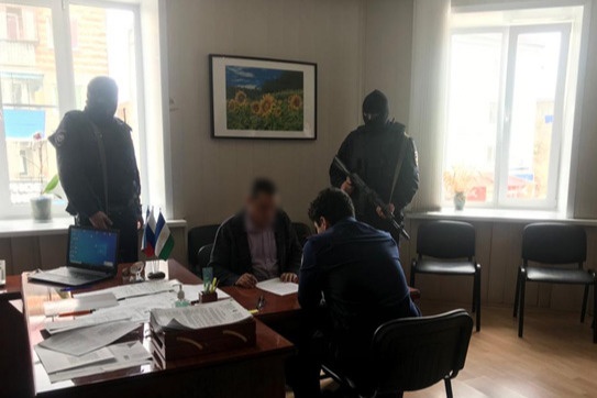 Начальника подозревают в получении более миллиона рублей Начальника подозревают в получении более миллиона рублей
