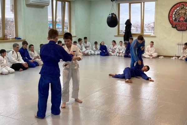 Участники квалификационного экзамена успешно продемонстрировали базовые приемы дзюдо Участники квалификационного экзамена успешно продемонстрировали базовые приемы дзюдо 