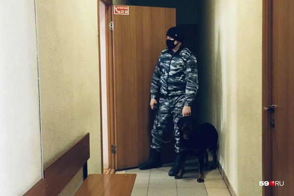 Сейчас в здание суда не пускают слушателей из-за ограничительных мер по <nobr class="_">COVID-19</nobr>. В зал могут пройти только участники процесса Сейчас в здание суда не пускают слушателей из-за ограничительных мер по <nobr class="_">COVID-19</nobr>. В зал могут пройти только участники процесса