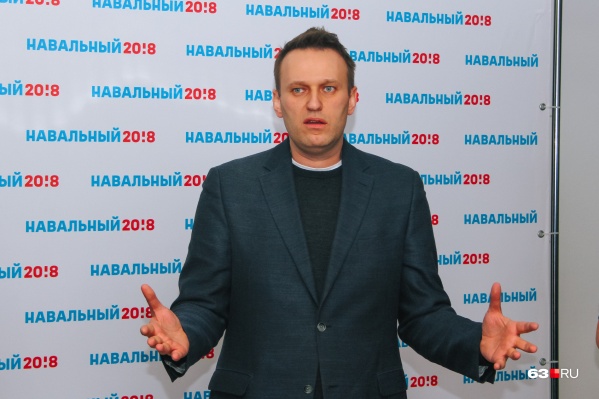 Алексей Навальный считает, что его отравили сотрудники ФСБ. А следствие считает, что опальному политику с секретной информацией мог помочь самарский полицейский Алексей Навальный считает, что его отравили сотрудники ФСБ. А следствие считает, что опальному политику с секретной информацией мог помочь самарский полицейский