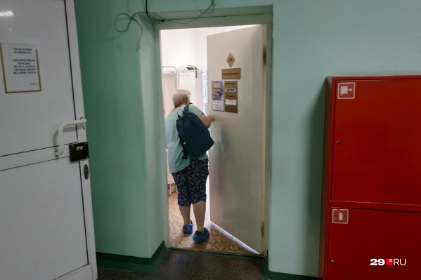 Ругаться на долгую очередь за прививкой просто <nobr class="_">некому —</nobr> в коридорах поликлиник стоит по одному-два человека Ругаться на долгую очередь за прививкой просто <nobr class="_">некому —</nobr> в коридорах поликлиник стоит по одному-два человека