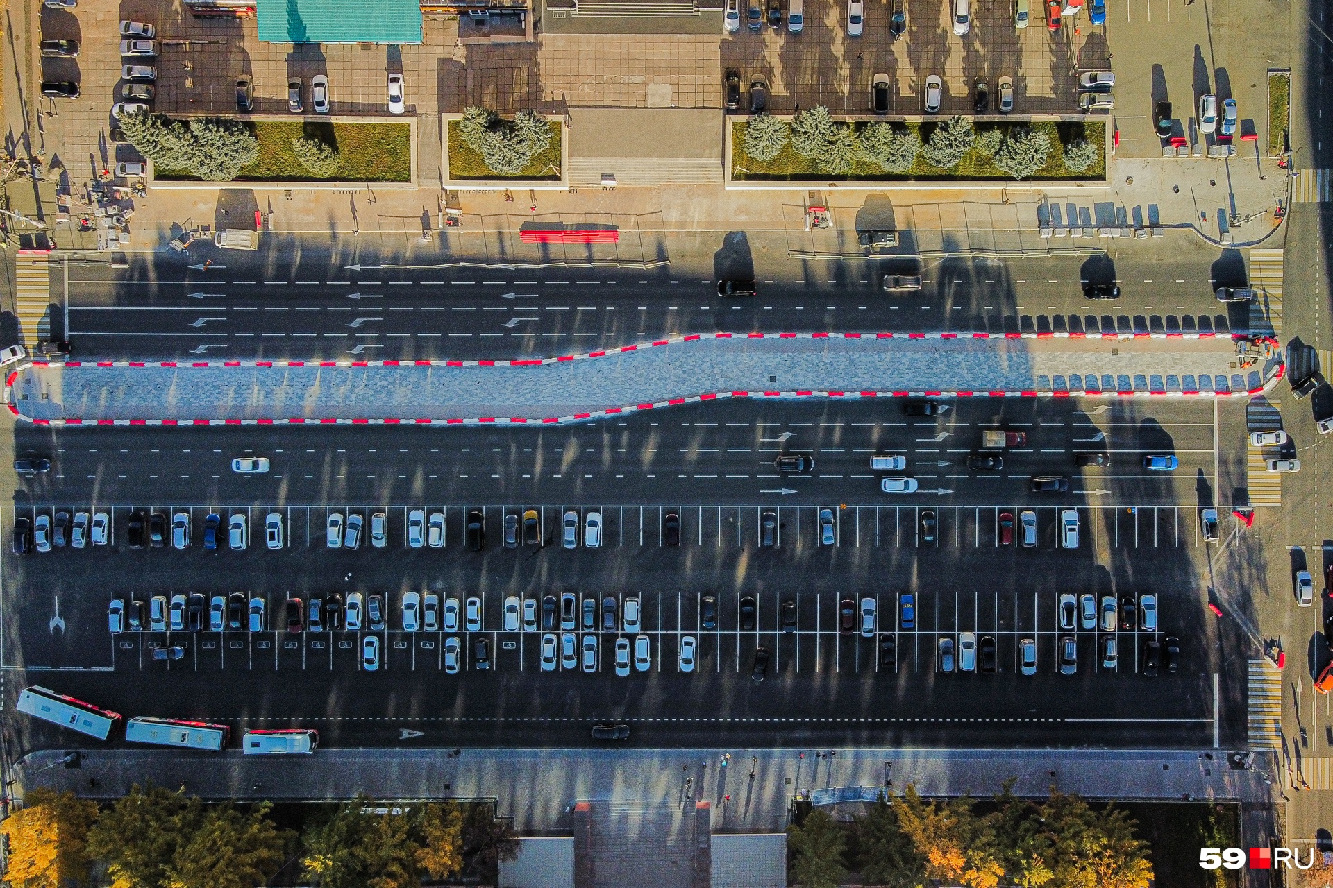 Так Октябрьская площадь сейчас выглядит сверху: красными блоками выделен будущий бульвар