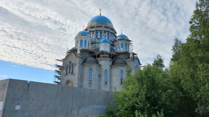 Работы в Свято-Троицком кафедральном соборе Сургута подходят к завершению. Осталось покрасить стены