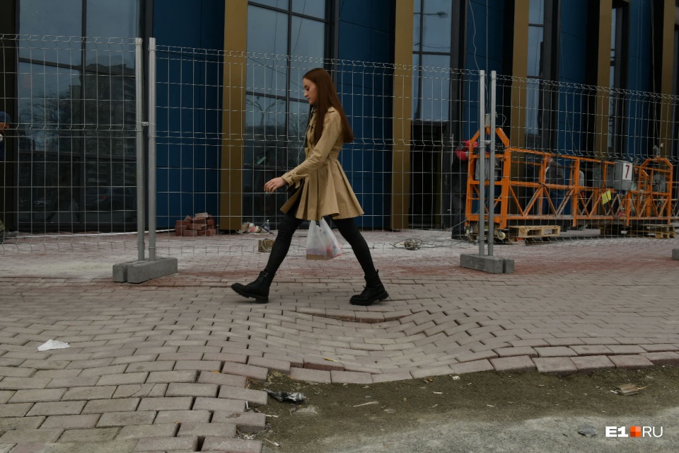 «Неразумно всё закатать в асфальт»: мэр Екатеринбурга ответил на предложение убрать кривую плитку с улиц