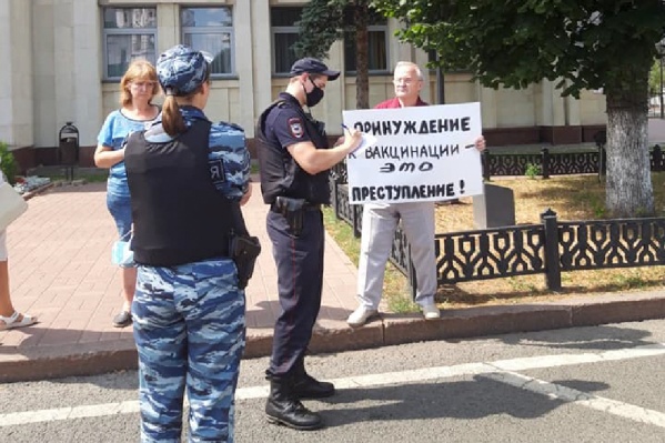 Пикеты провели возле здания правительства Ярославской области Пикеты провели возле здания правительства Ярославской области