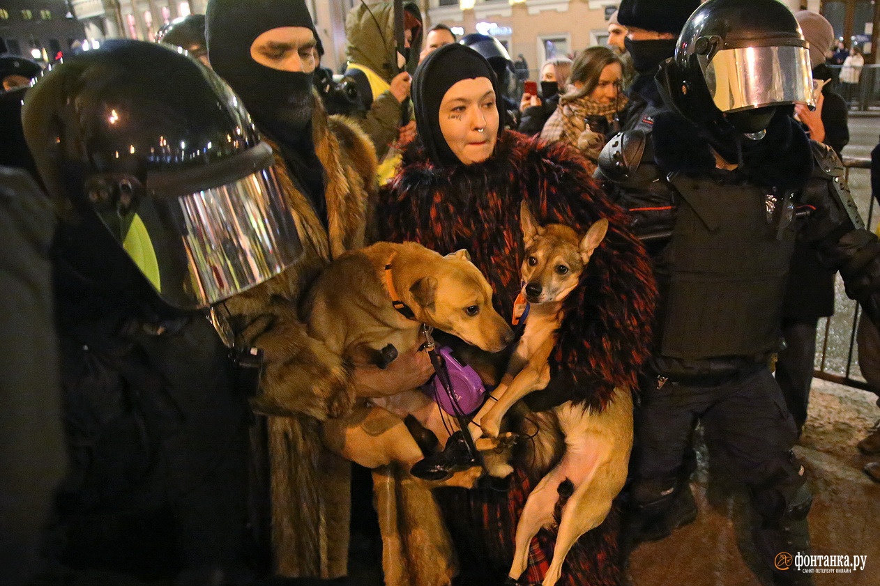 Устроили тут ромашку, выходим — не выходим. Петербургский протест после суда над Навальным растерялся на коротком уведомлении
