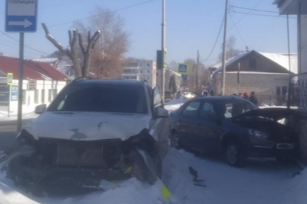 Удар пришелся на сторону водителя легкового авто Удар пришелся на сторону водителя легкового авто