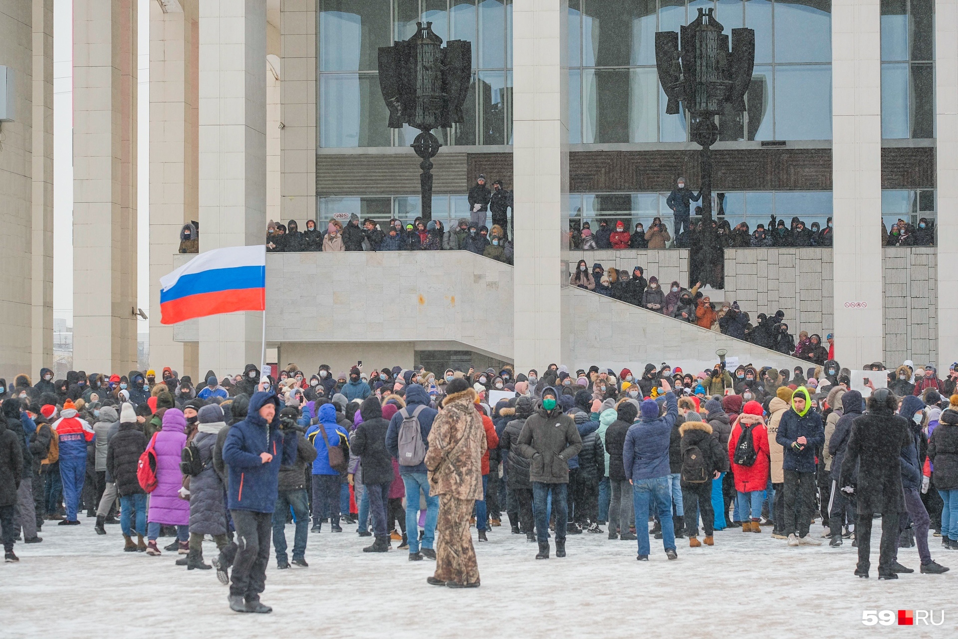 Некоторые участники акции забрались на лестницы и балкон Некоторые участники акции забрались на лестницы и балкон