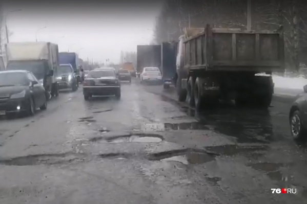 Из-за ям на окружной дороге постоянные пробки Из-за ям на окружной дороге постоянные пробки