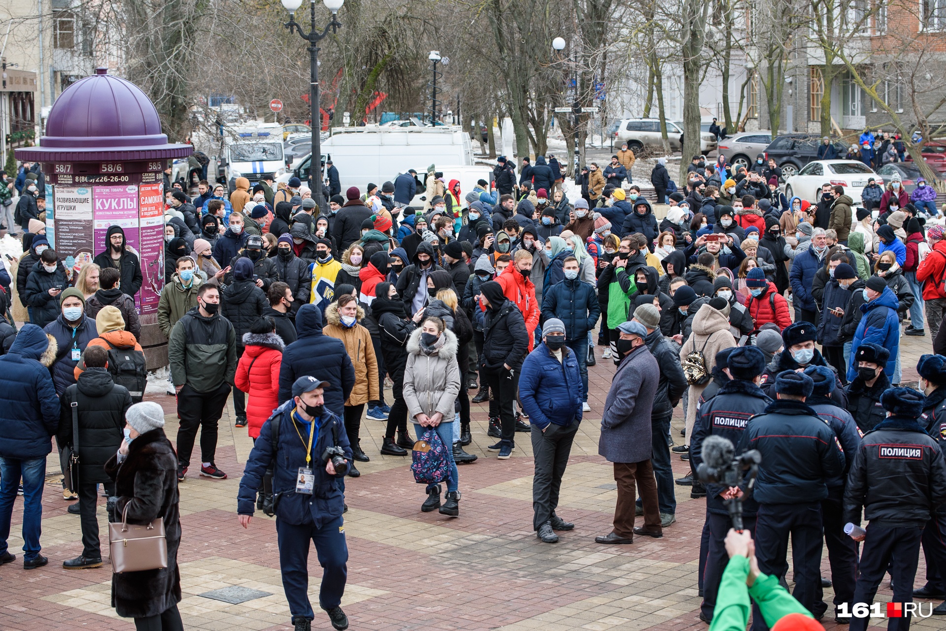 Люди начали подходить к публичной билиотеке в 13:00 Люди начали подходить к публичной билиотеке в 13:00