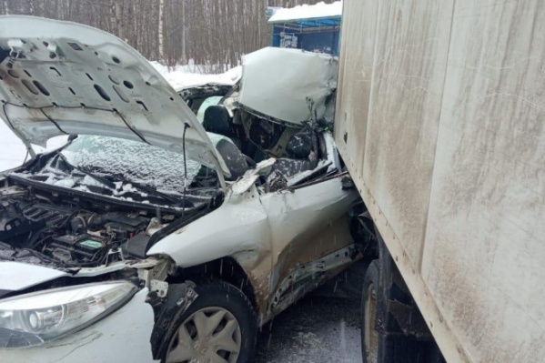 Легковой автомобиль от удара сильно смяло Легковой автомобиль от удара сильно смяло