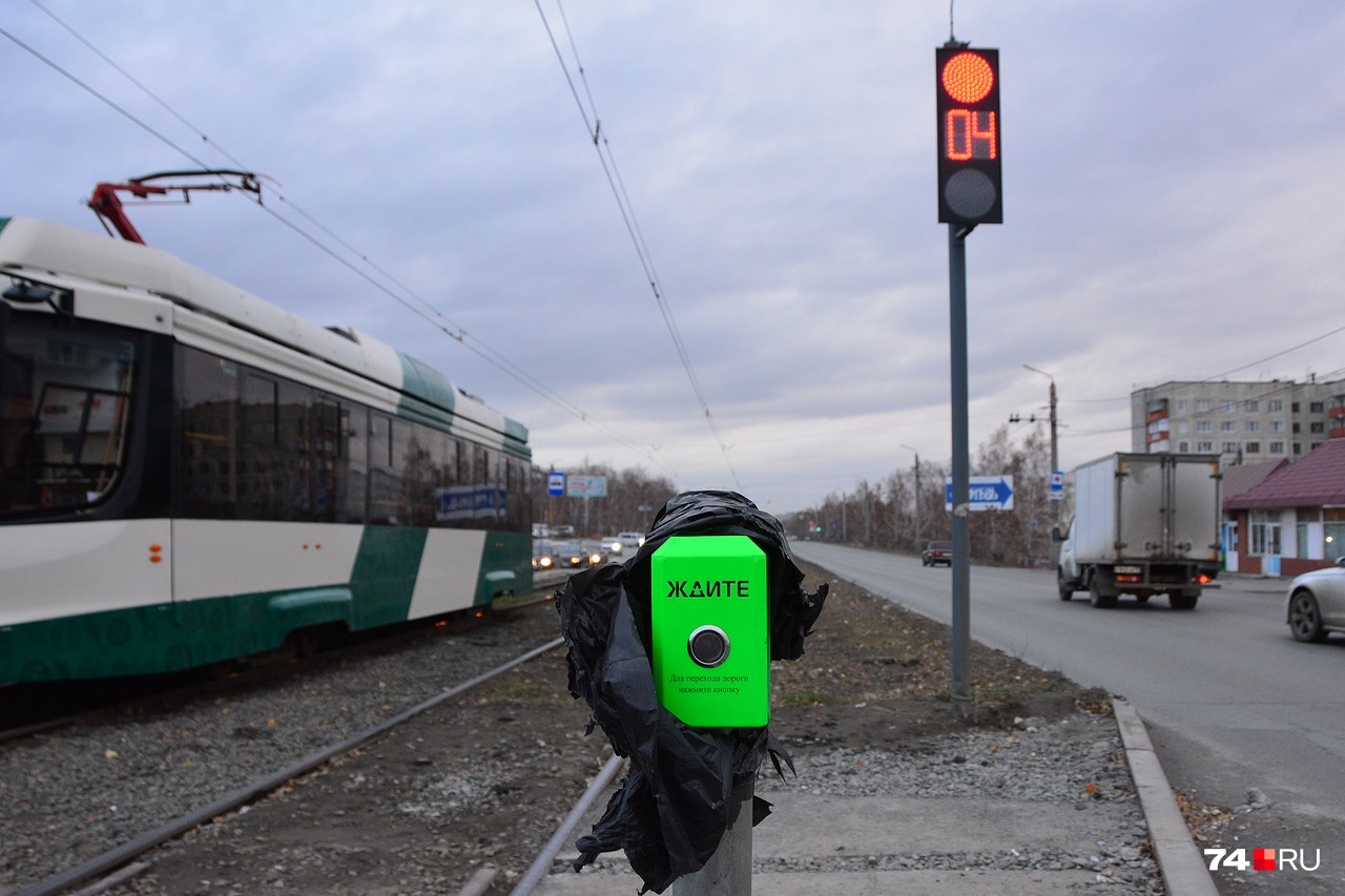 Зеленые кнопки появились на переходах проспекта Победы, где установлено специальное оборудование для ускорения пропуска трамвая
