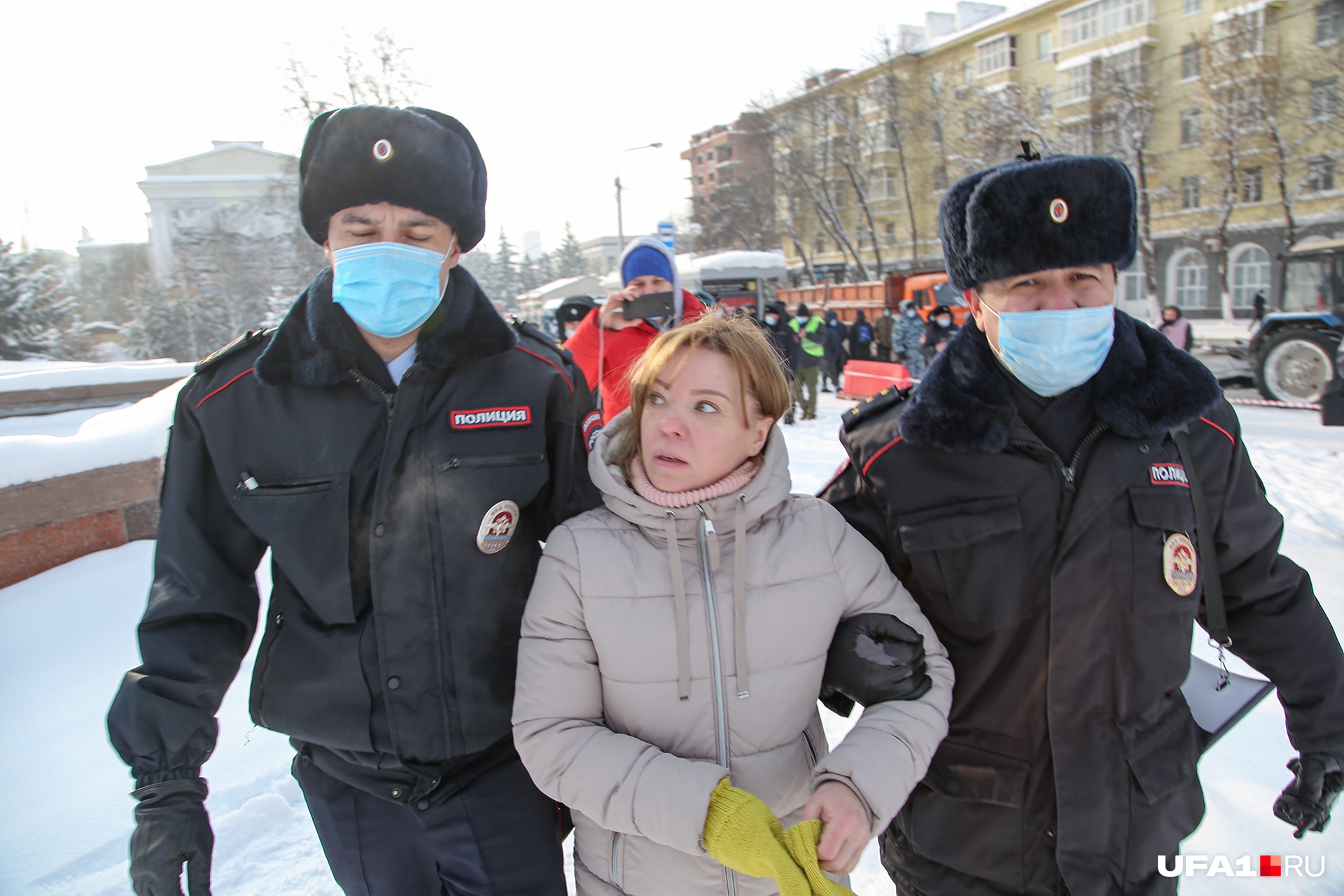 Девушка словно выбита из колеи происходящим Девушка словно выбита из колеи происходящим