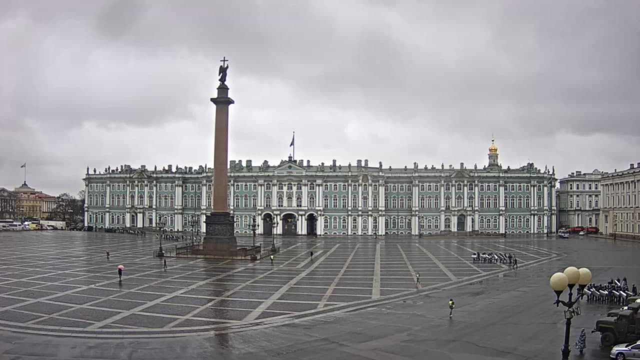 Дворцовую площадь закрыли для горожан. У Зимнего дворца появился строй силовиков со щитами