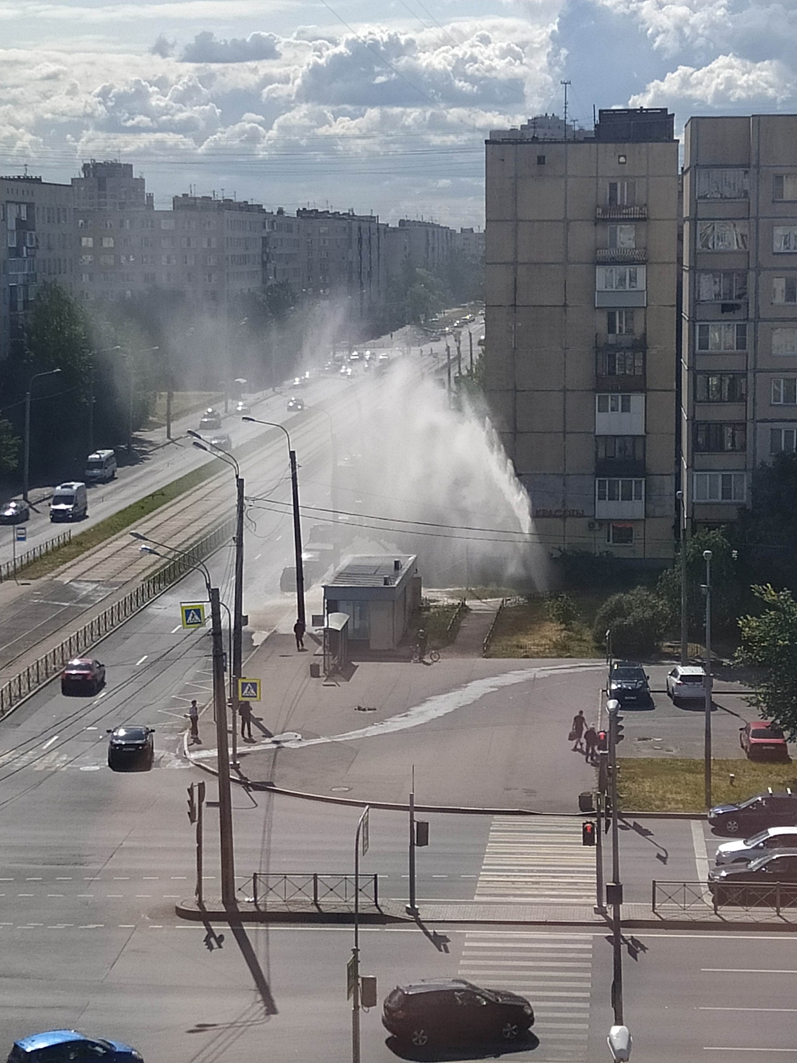 На Купчинской в Петербурге прорвало трубу. Мощный «гейзер» обдал водой верхние этажи многоэтажки